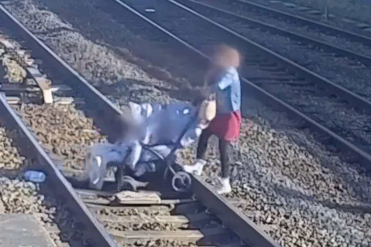 thumb vk moeder met kinderwagen steekt spoor over in belgische sint niklaas levensgevaarlijk gedrag