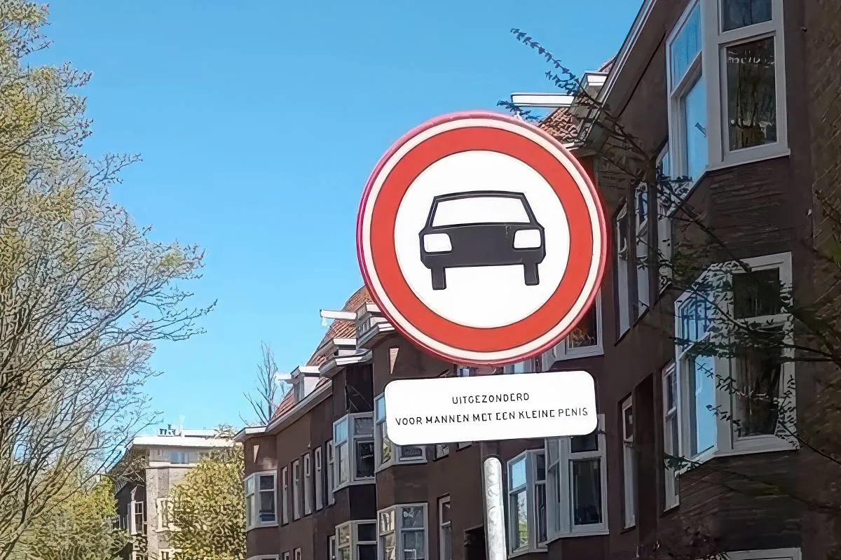 thumb vk amsterdamse straat hangt nieuw verkeersbord op uitgezonderd voor mannen met een kleine penis