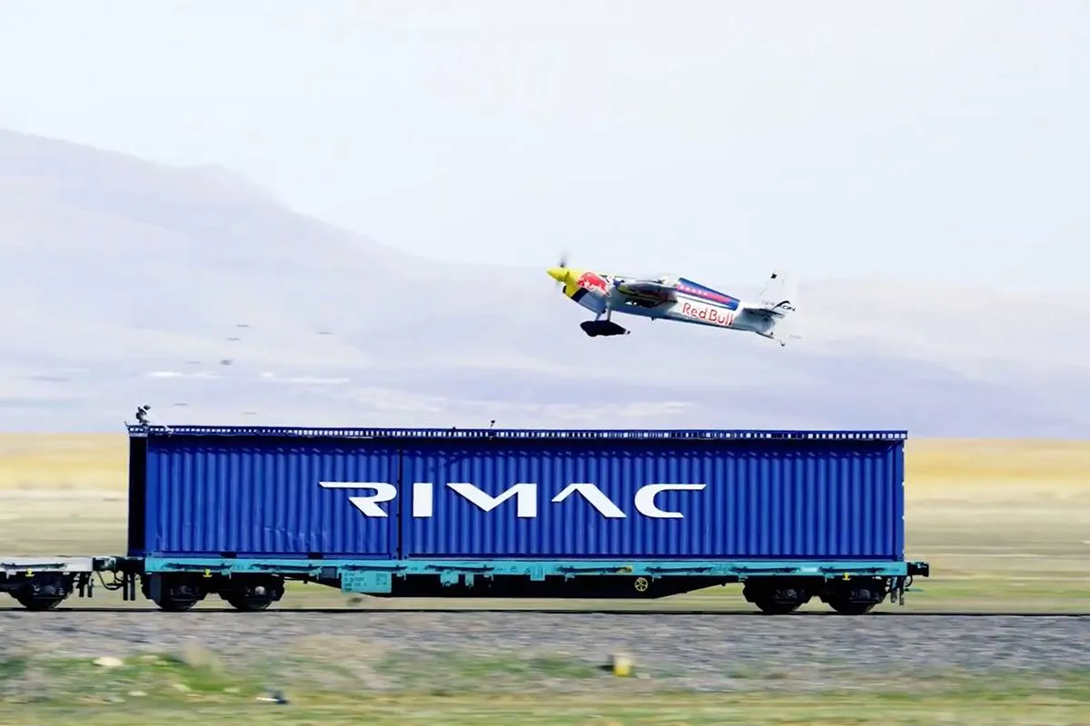 thumb_vk_Piloot_stijgt_op_en_landt_op_een_trein