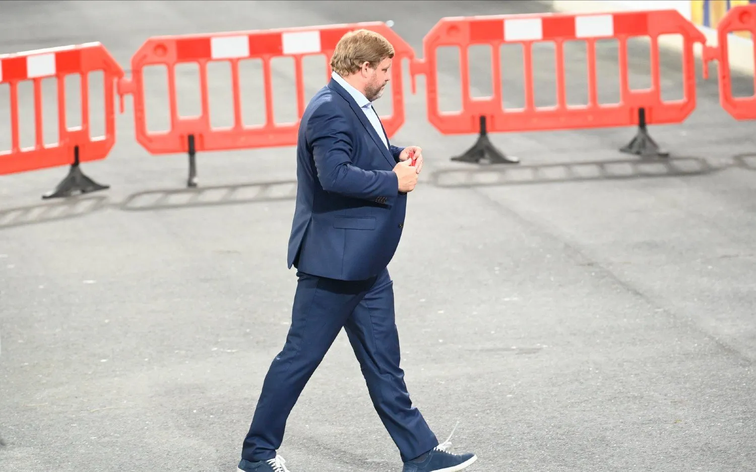 220807heinvanhaezebrouckloopt