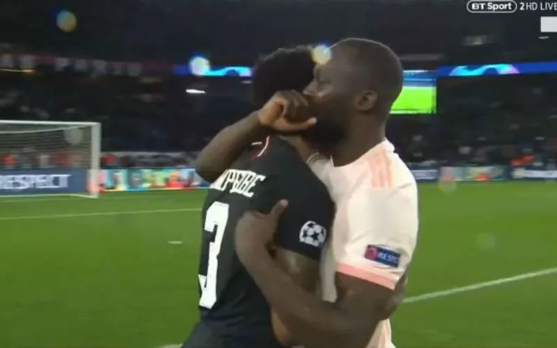 romelu lukaku with presnel kimpembe 970a