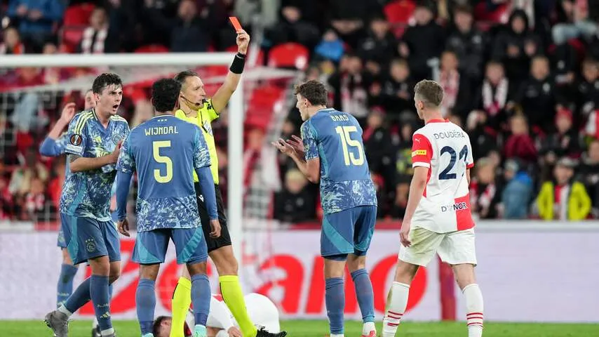 ajax worstelt zich naar gelijkspel in europa league duel met slavia praag