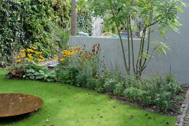 achterste deel van de tuin met waterspiegel
