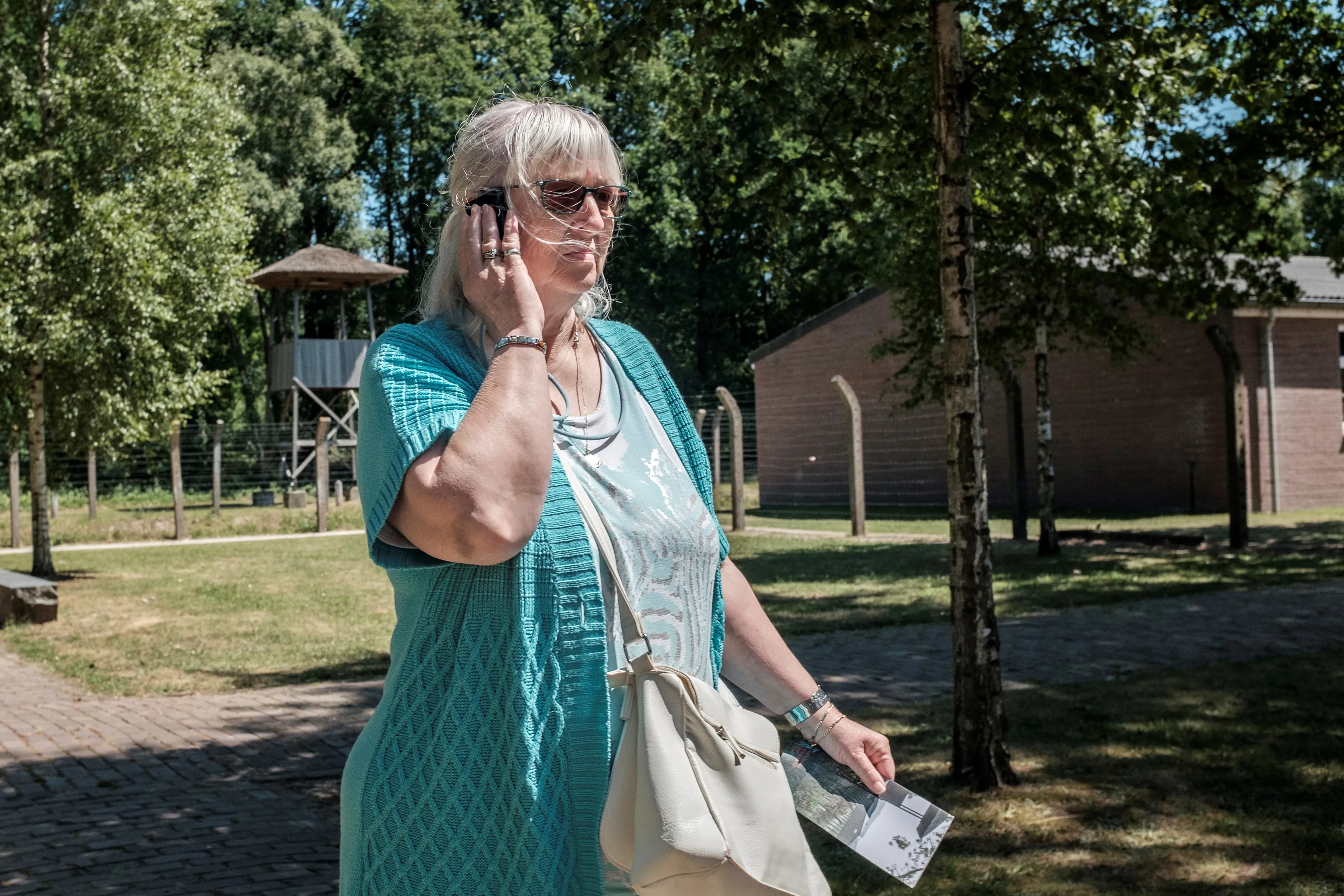 bezoeker met audiotour bij nationaal monument kamp vught jan van de ven1