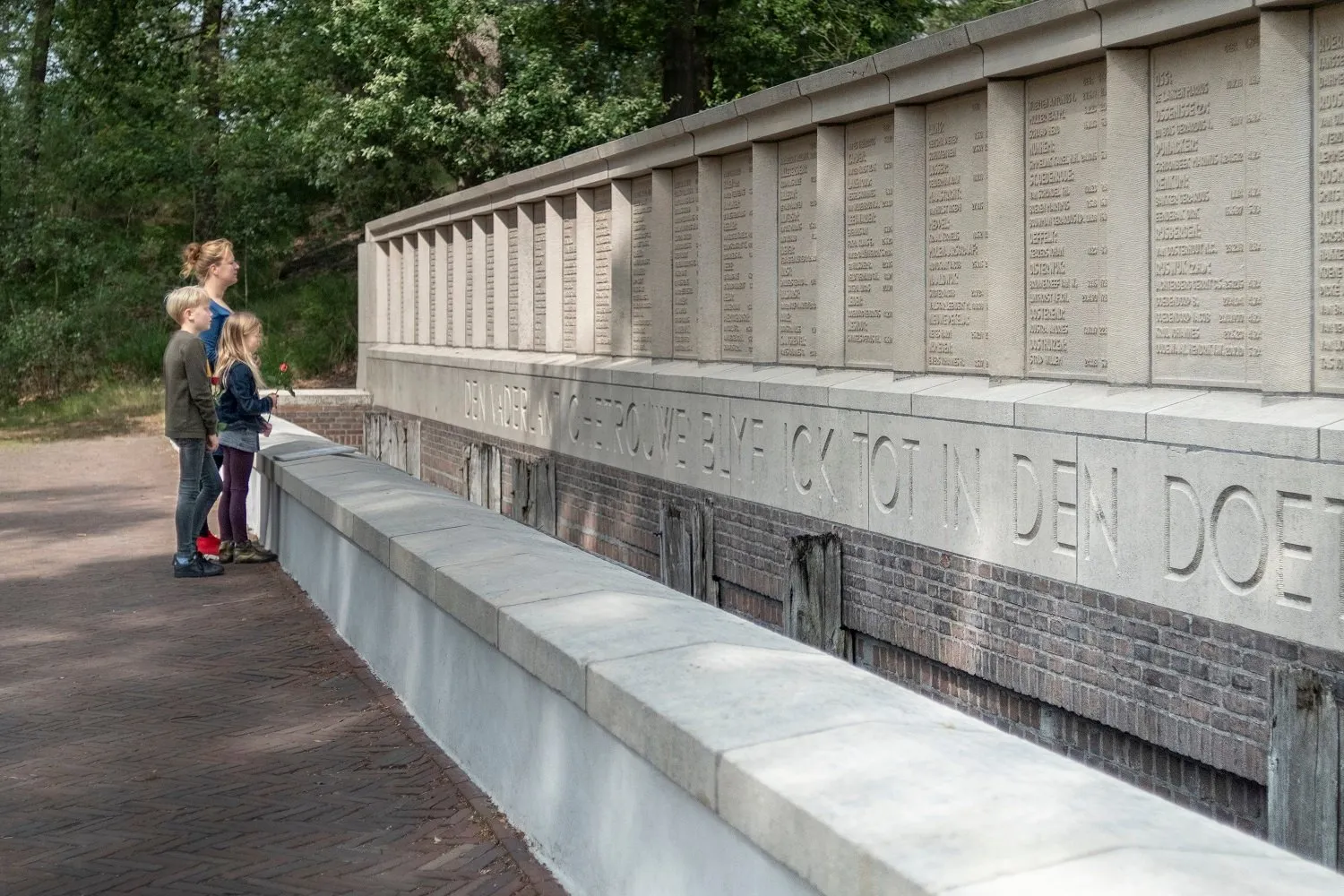 bezoekers bij monument fusilladeplaats foto jan van de ven