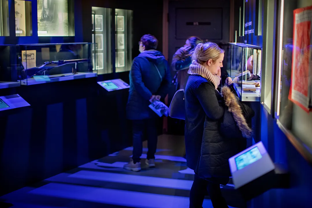 bezoekers in expositie nm kamp vught foto digidaan