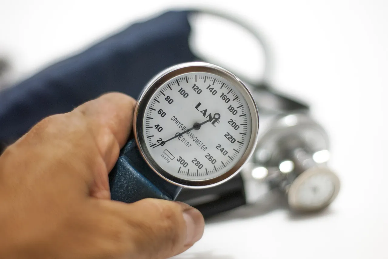 blood pressure monitor 3467664 1280