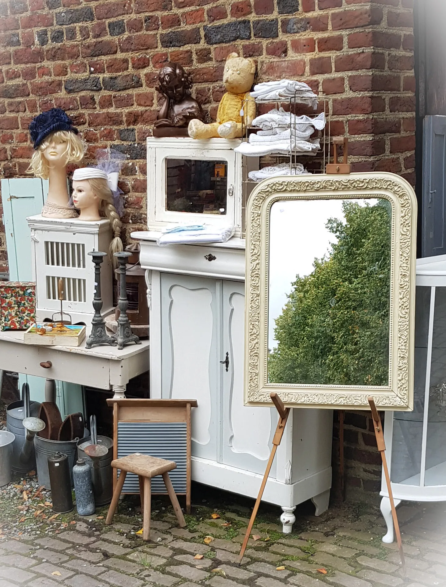 brocante tegen muur janny