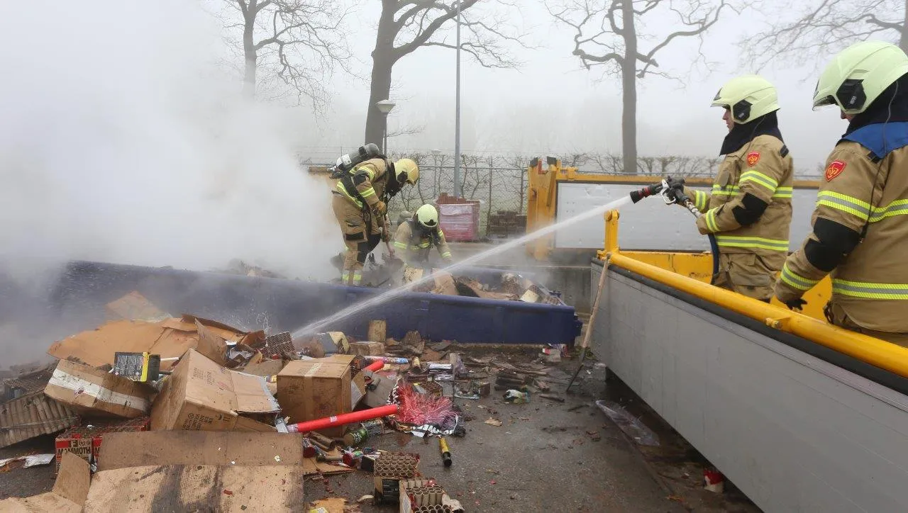 container met vuurwerkresten in brand vught 4