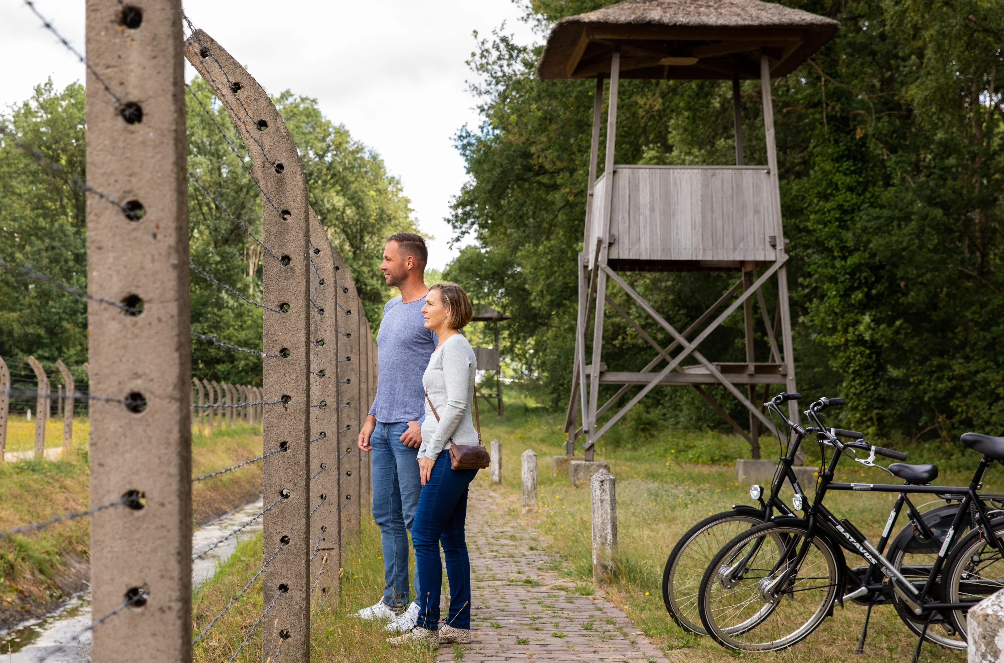 fietesers bij kampgracht nm kamp vught foto visitbrabant