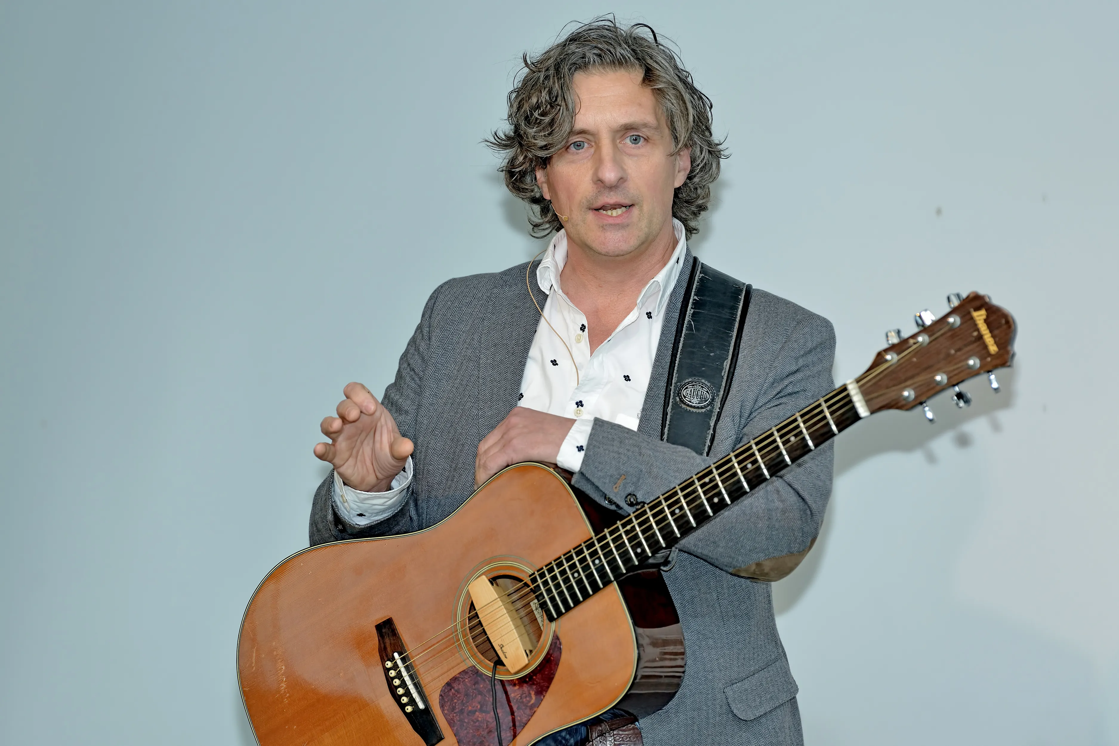 foto anton met gitaar 1