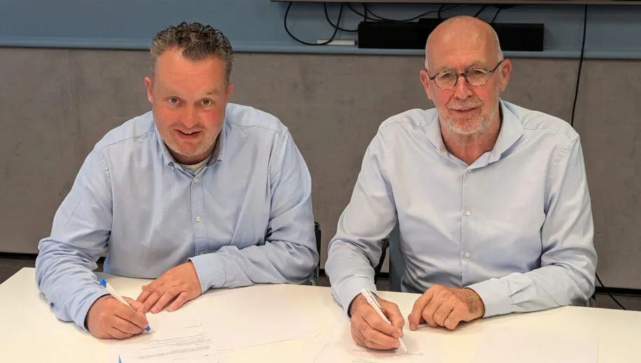 foto ondertekening samenwerking pieter hermsen en wilco de vries 915x518 1