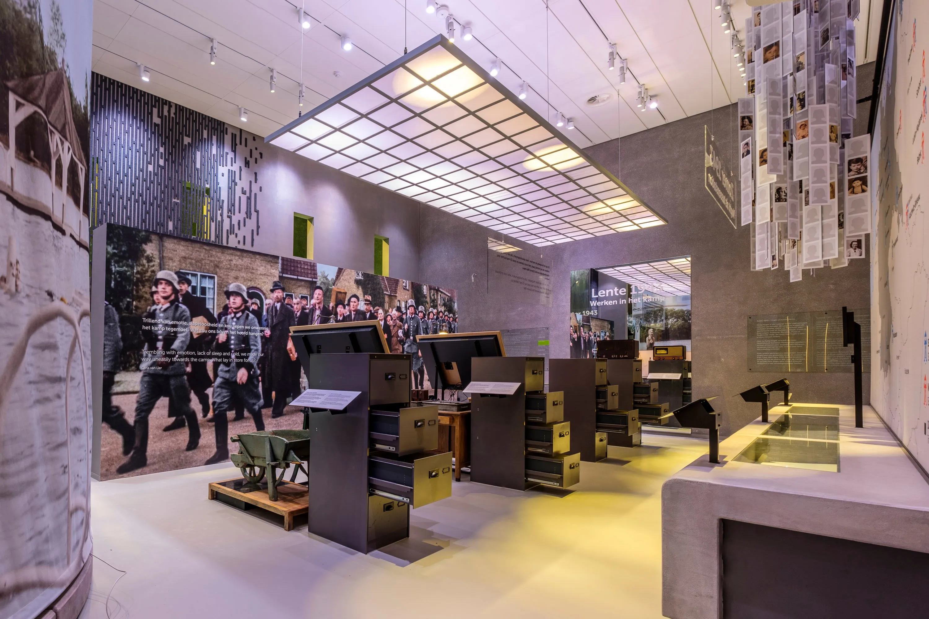 impressie expositie in opbouw 1 nm kamp vught foto jan van de ven