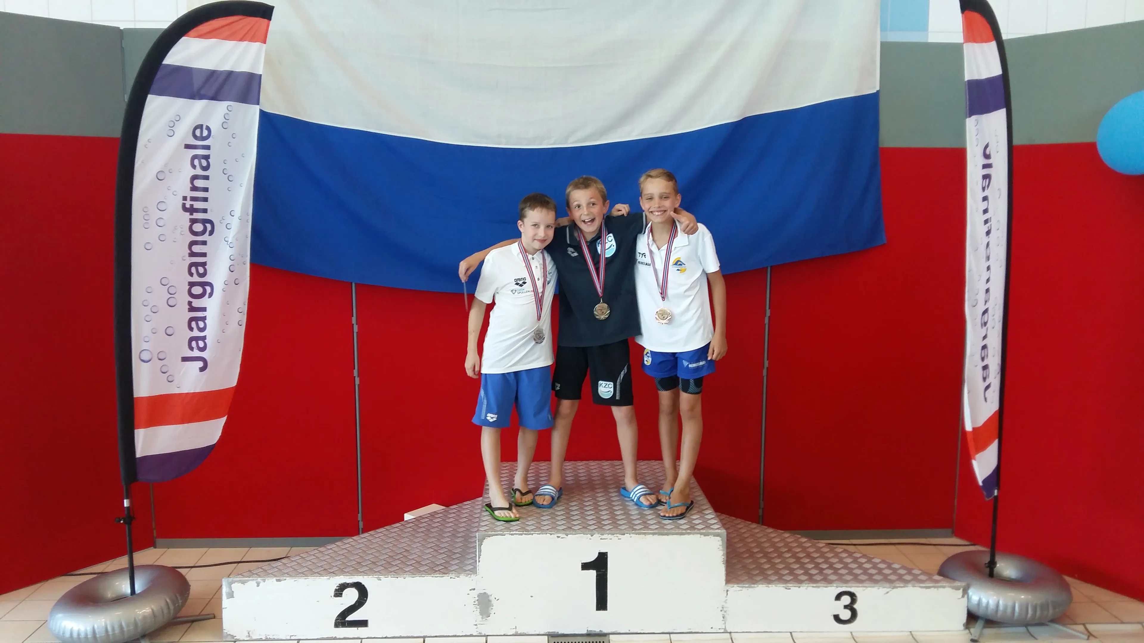 jaargangfinales minioren 2018 nout folkersma rechts goud 100 meter rugslag