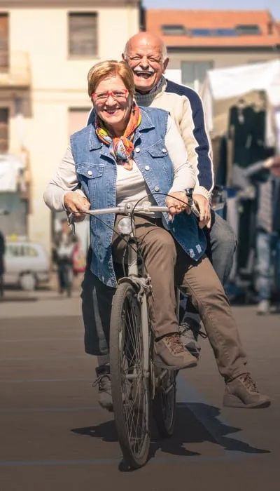 ouderen samen op fiets