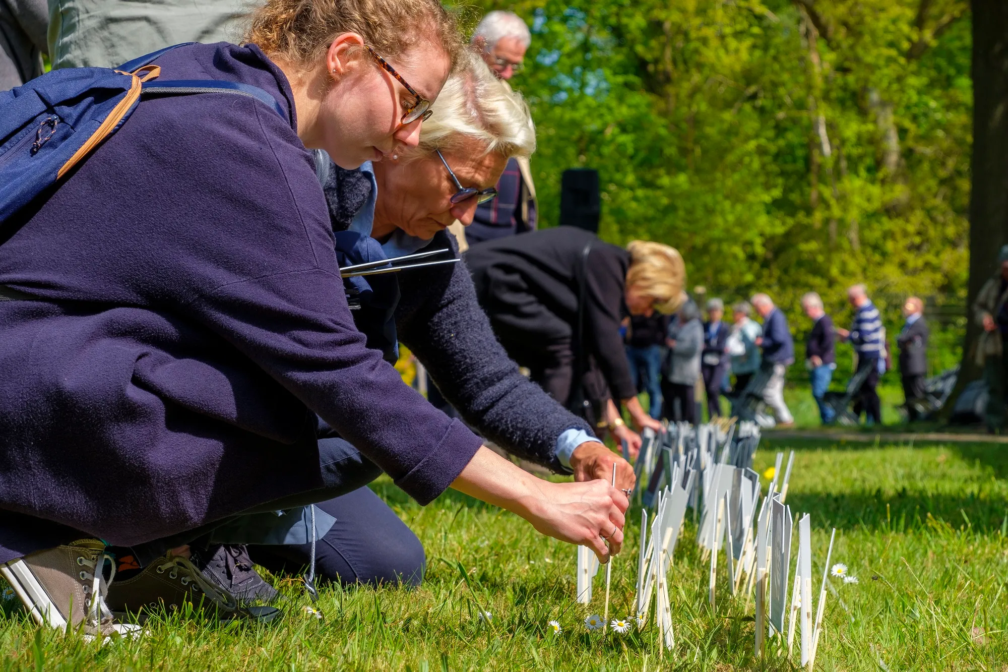 plaatsen van portretten herdenking 452022 nm kamp vught jan van de ven