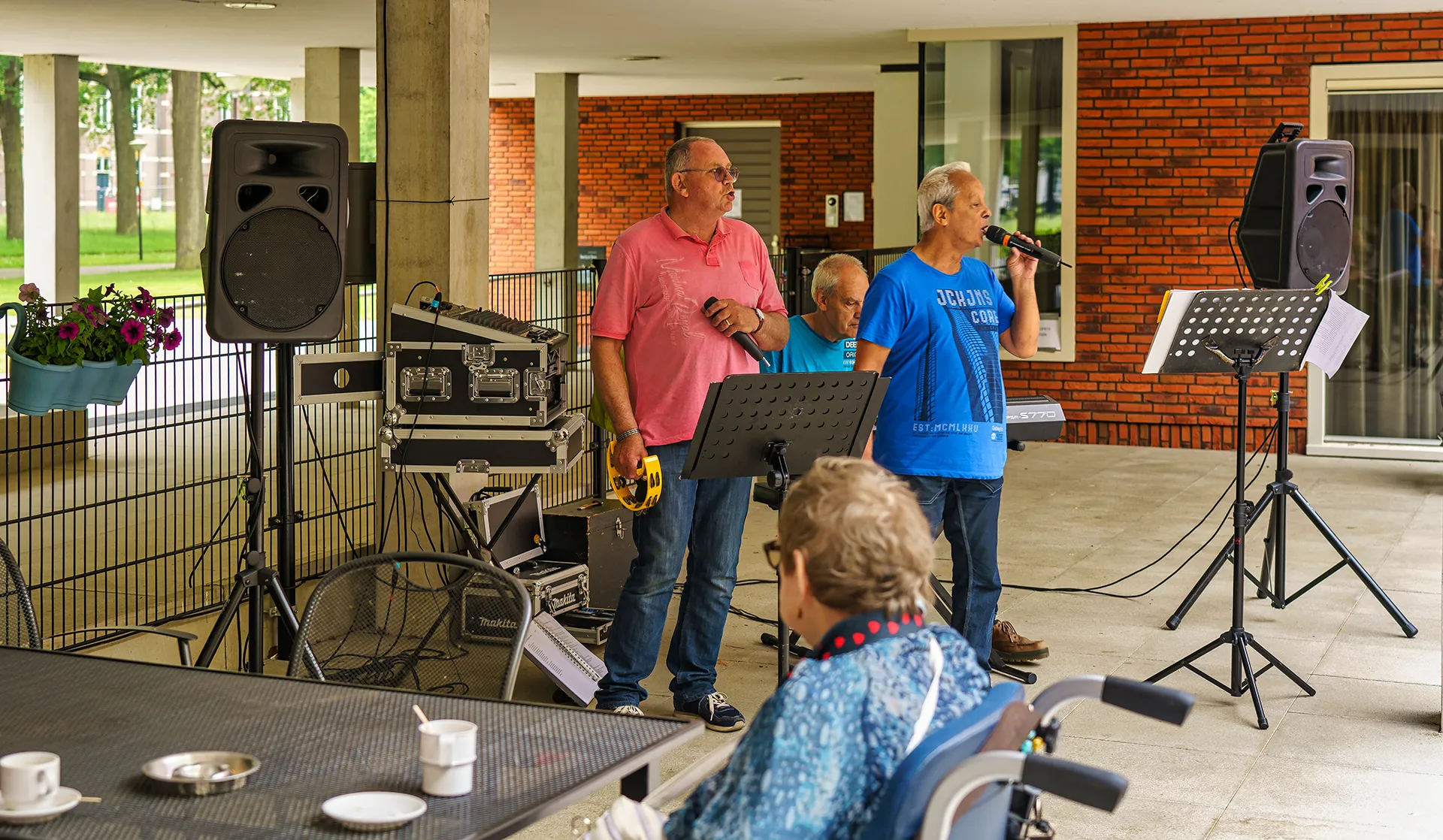 trio tedjeyrug op het terras 0004