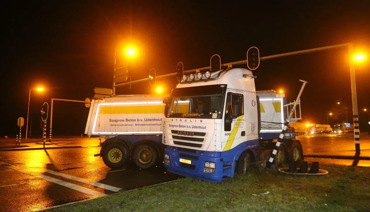 vrachtwagen geschaard door gladheid n65 udenhout 8