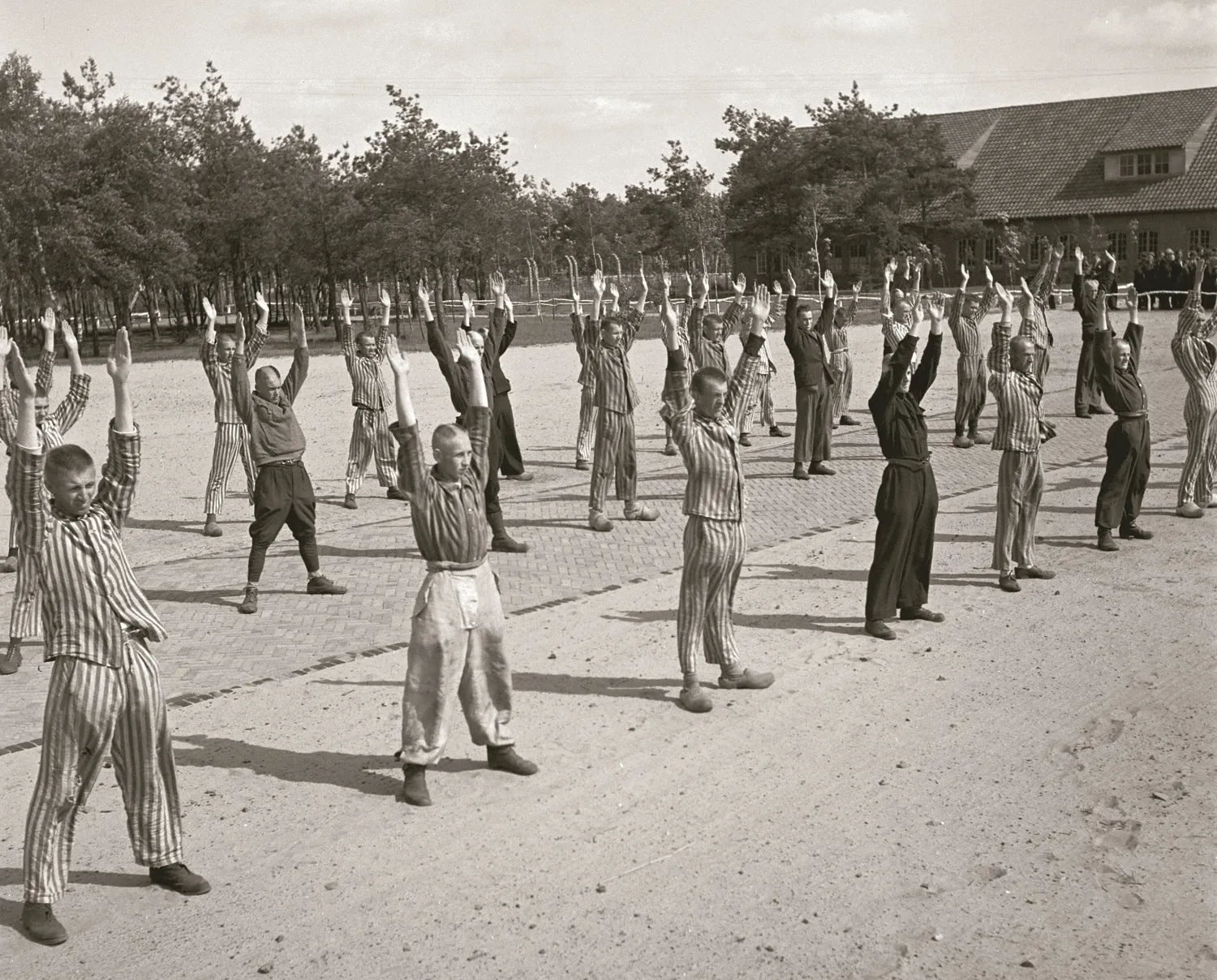 vught juni 1945 bij expositie wo2 in 50 fotos in nationaal monument kamp vught tot september 2020 sem presser anefo nationaal archief