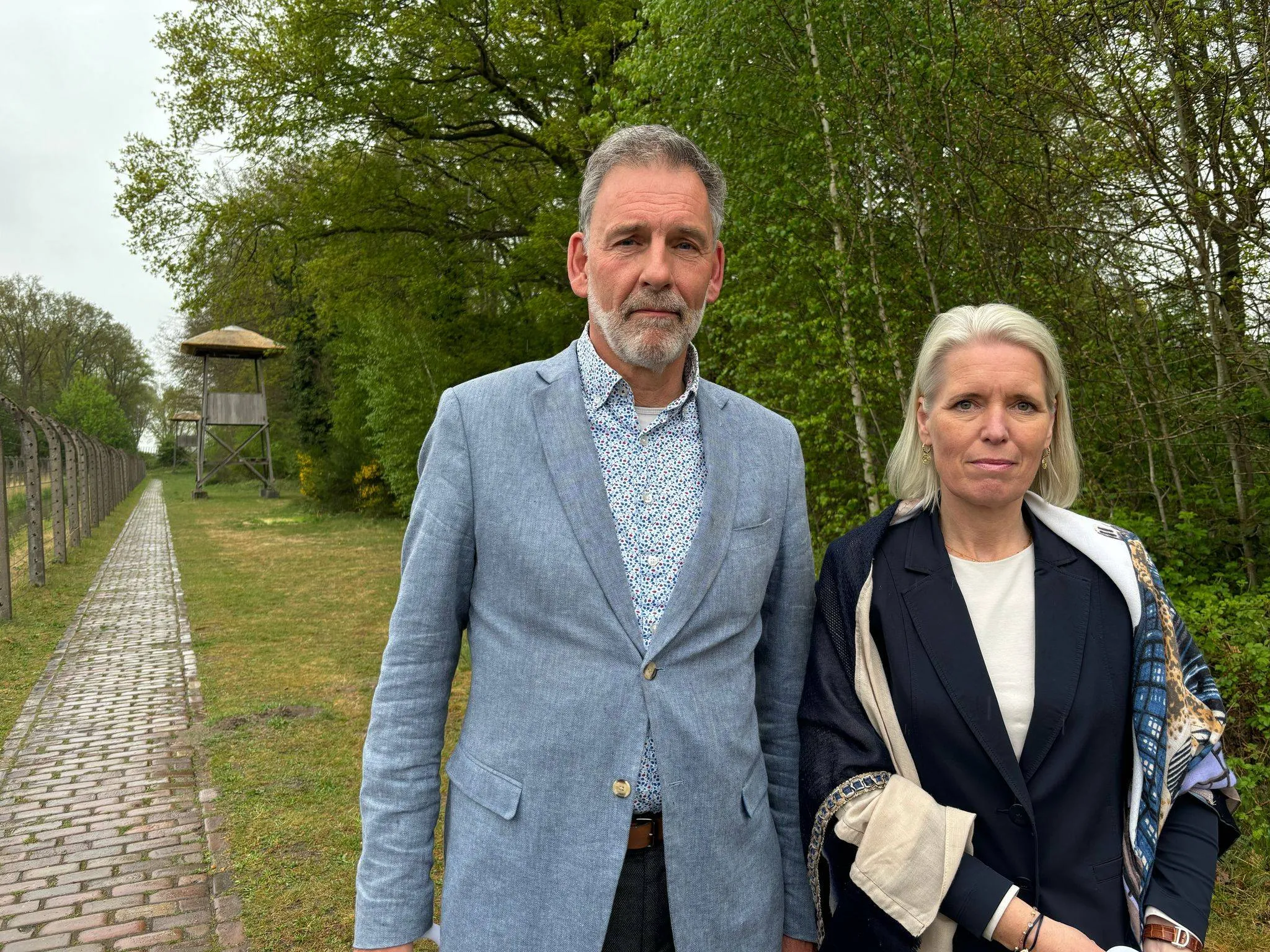 directeur jeroen van den eijnde en burgemeeser chantal nijkerken de haan in nm kamp vught 18 4 2025