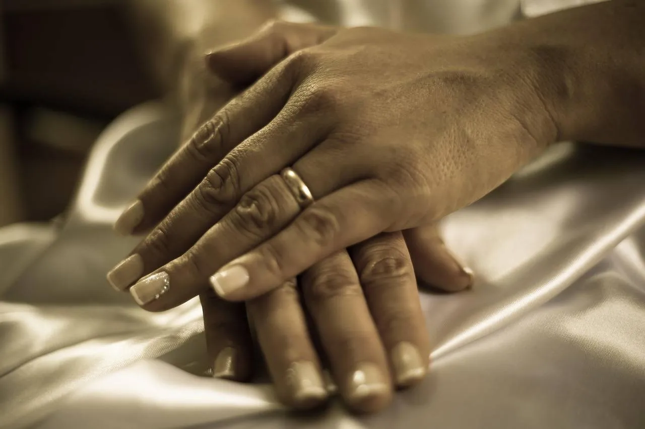 hands-7359227_1280