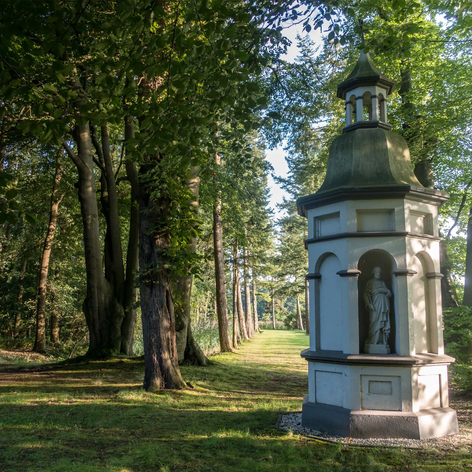 Stilte-pad-kapel-goude-viering-rustig-bos-buiten