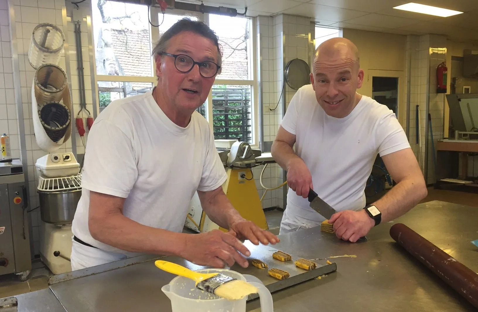 2019 03 18 voorzitter voetbalverening baardwijk dennis vos en sponsor hans van beijnen bakken speciale jubileum koekjes