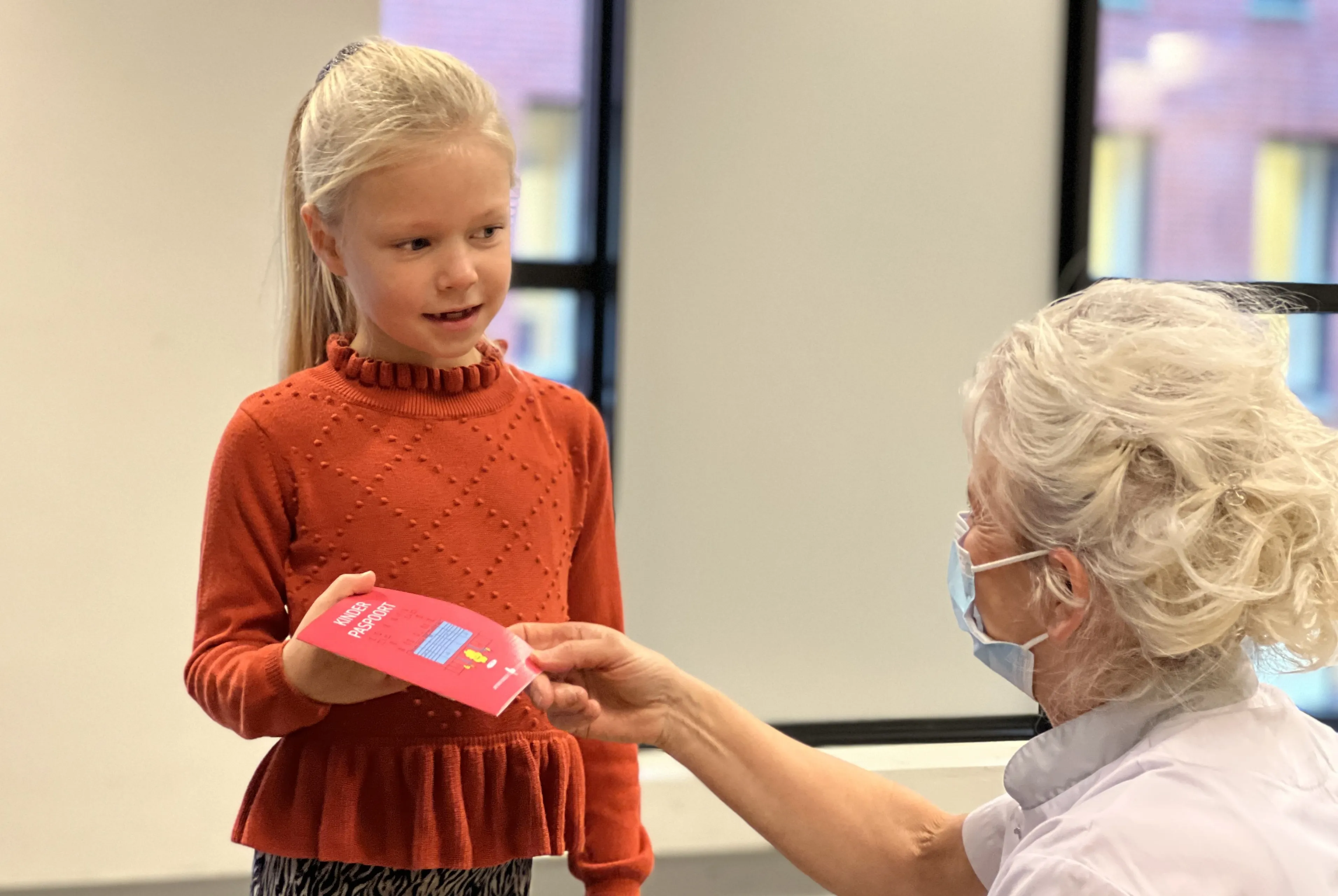 20211210 nieuw jbz kinderpaspoort yvonne pulles deelt paspoort uit