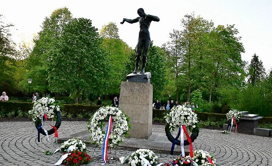 28022758938 cf8d1501ae b