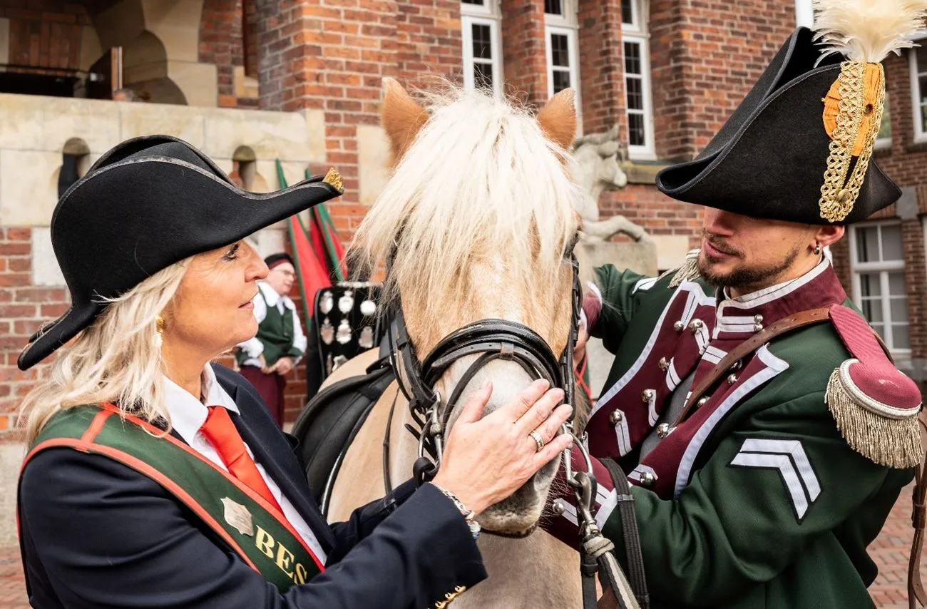 beschermvrouwe burgemeester en standaardruiter janis jakobsons met het paard hannes