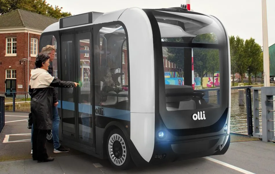 commandantsbrug met zelfrijdend busje olli