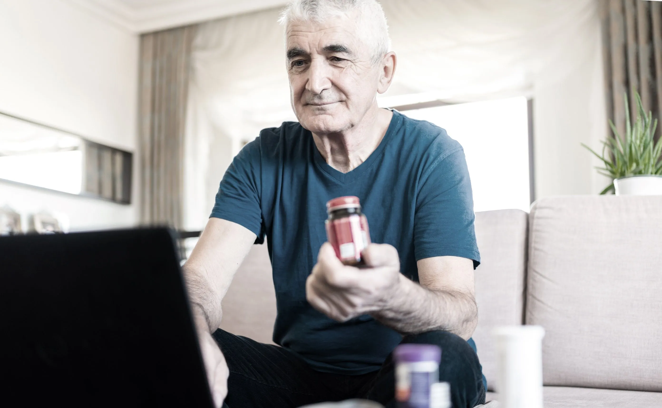 digivitaler man laptop medicijnen opzoeken