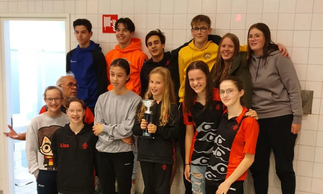 dommeltrofee beneden vlnrkim harry liza ilone suze marit vivienne boven vlnr jort jens maikel chris bregje ally