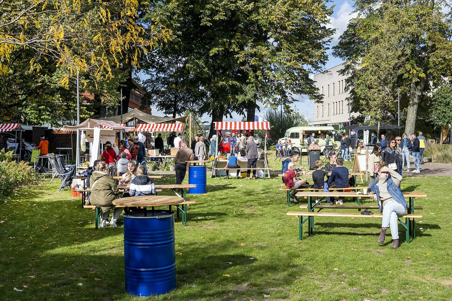 een bruisende hooisteeg tijdens samen doen samen groen