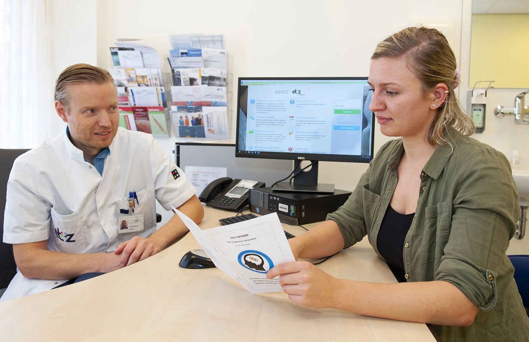 een medisch specialist is in gesprek met zijn patint over de mogelijke behandelopties