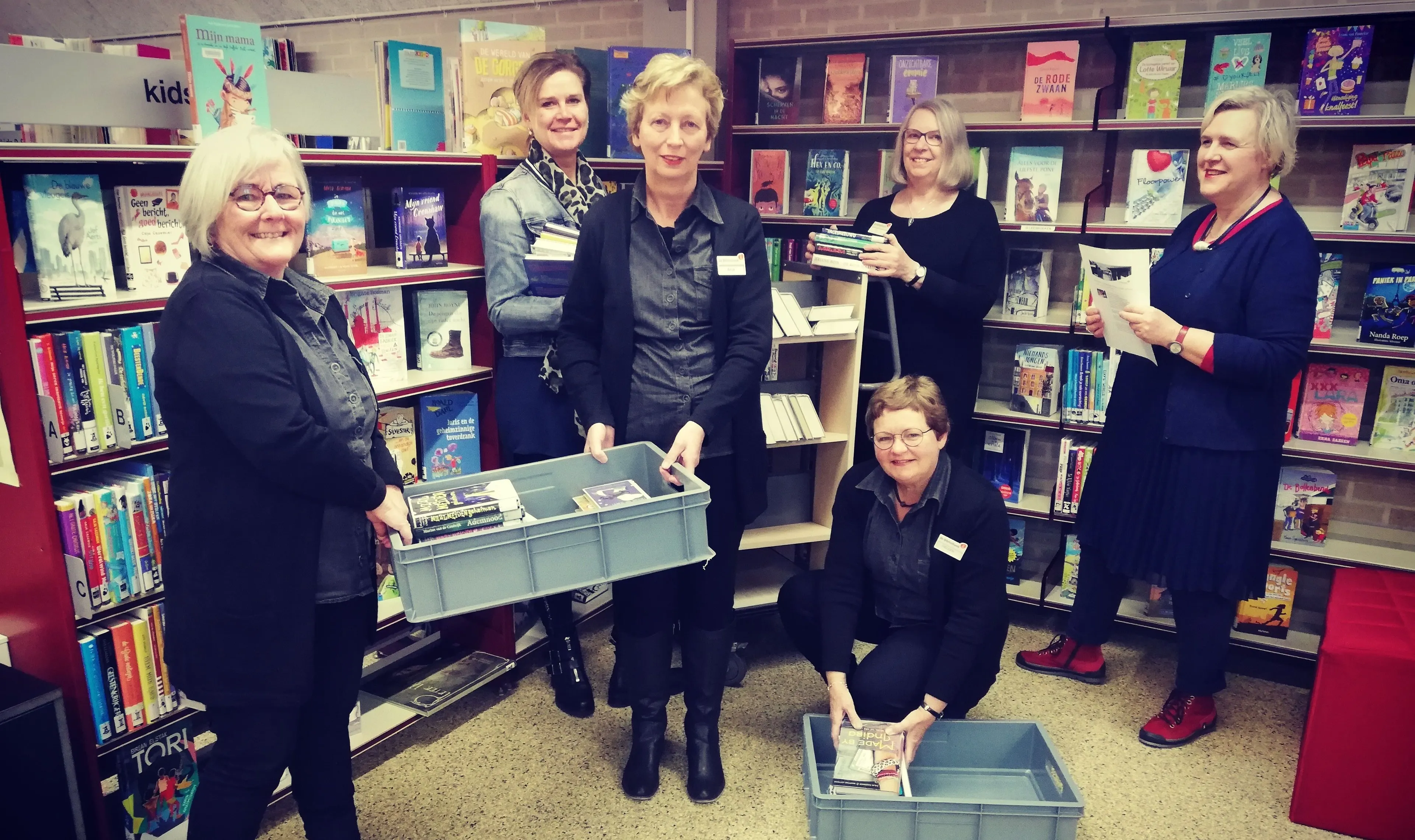 foto en bijschrift medewerkers van de bibliotheek sprang capelle treffen achter de schermen voorbereidingen voor de aanstaande verhuizing 002