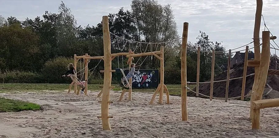 foto kinderen in speeltuin
