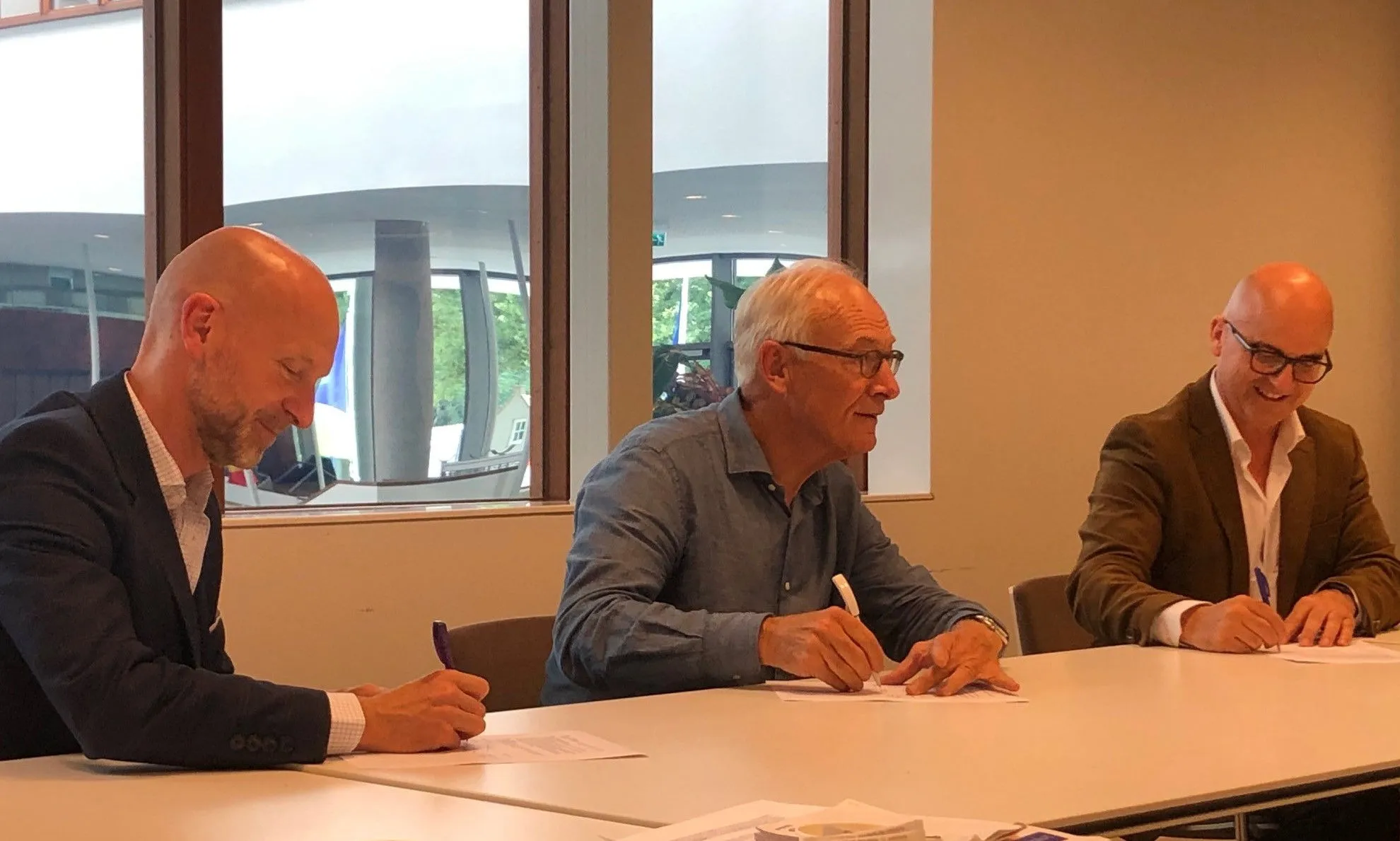 foto ondertekening up new leather 2