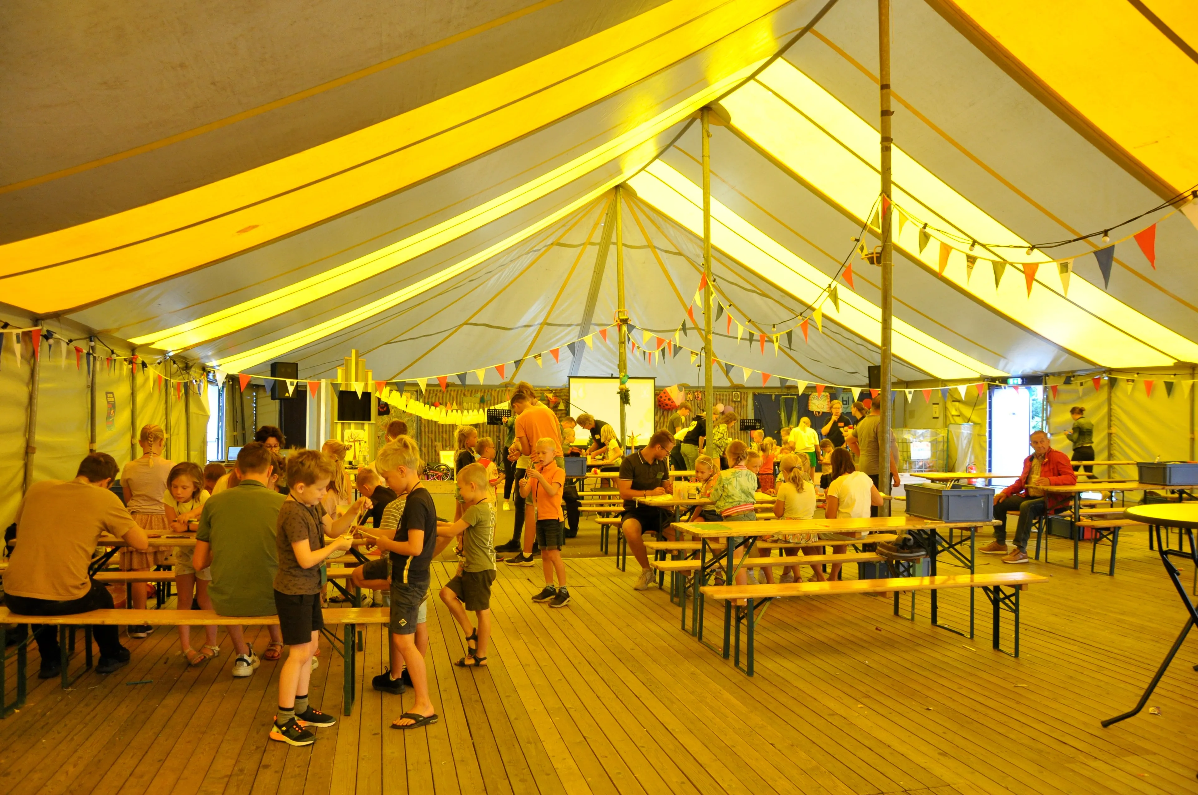 gezelligheid in de tent foto door timo klaasse 3mb