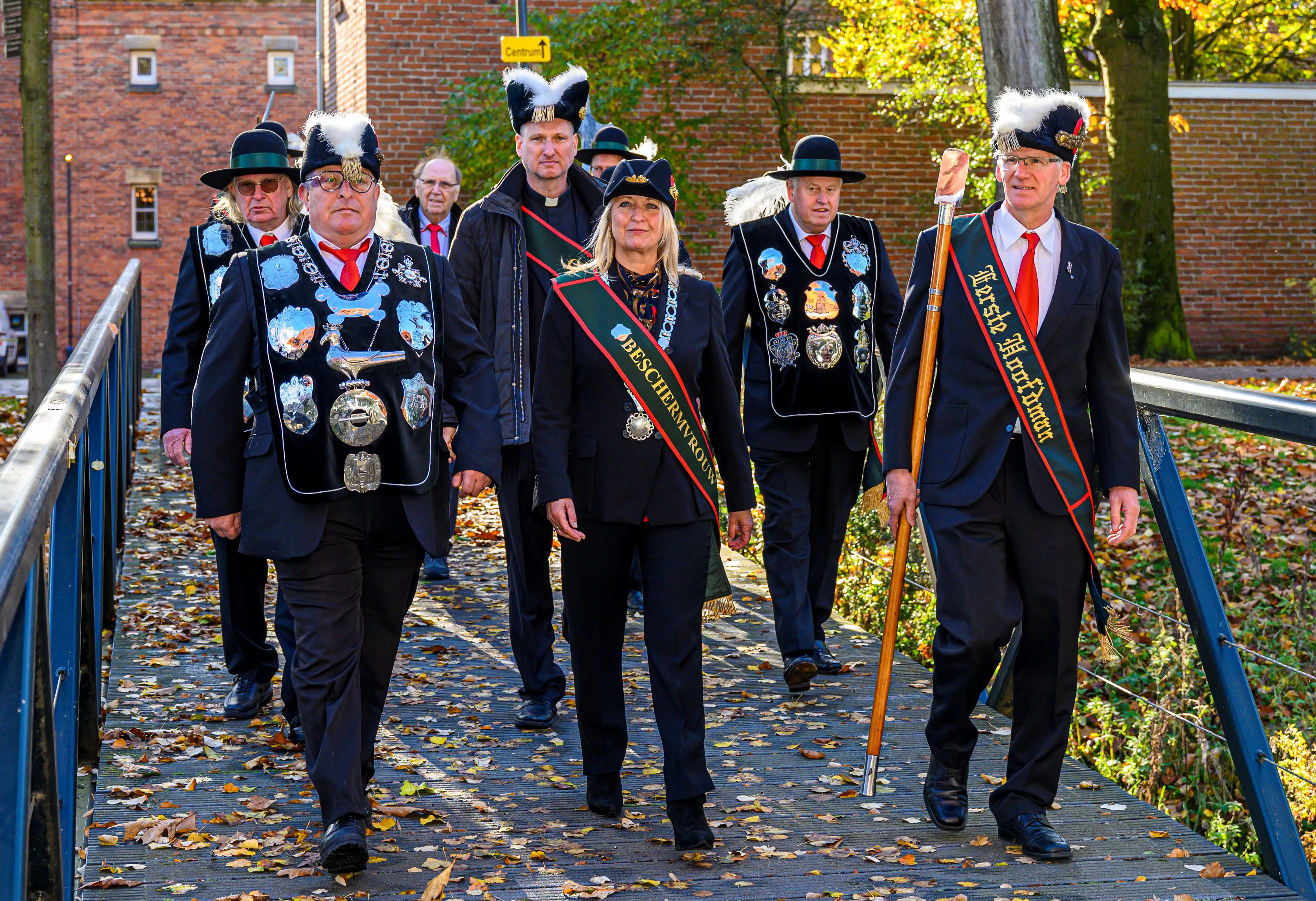 het gilde in optocht met in het midden de nieuwe beschermvrouw