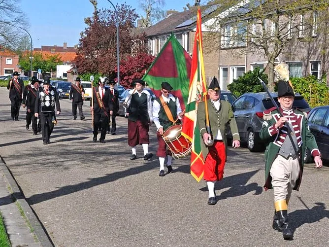 het gilde in optocht naar de koning