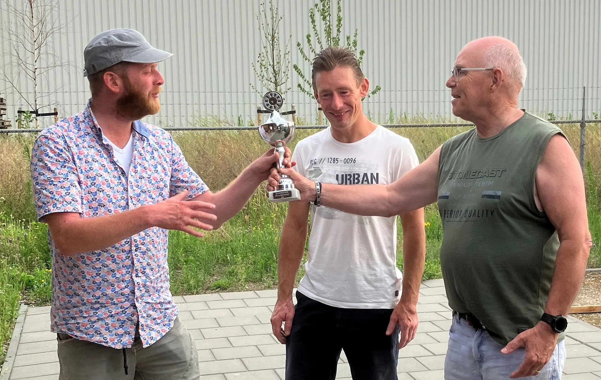 jan wittebol links en john sterrenburg midden ontvangen de beker uit handen van jos van de snepscheut de schenker van de beker