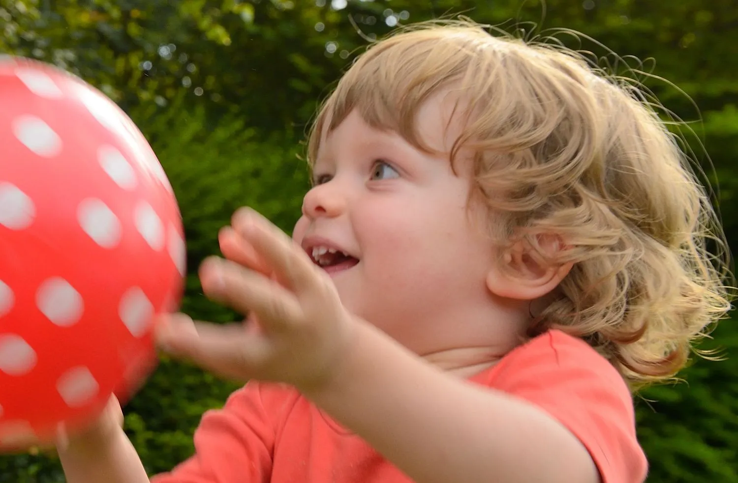kleuter met bal