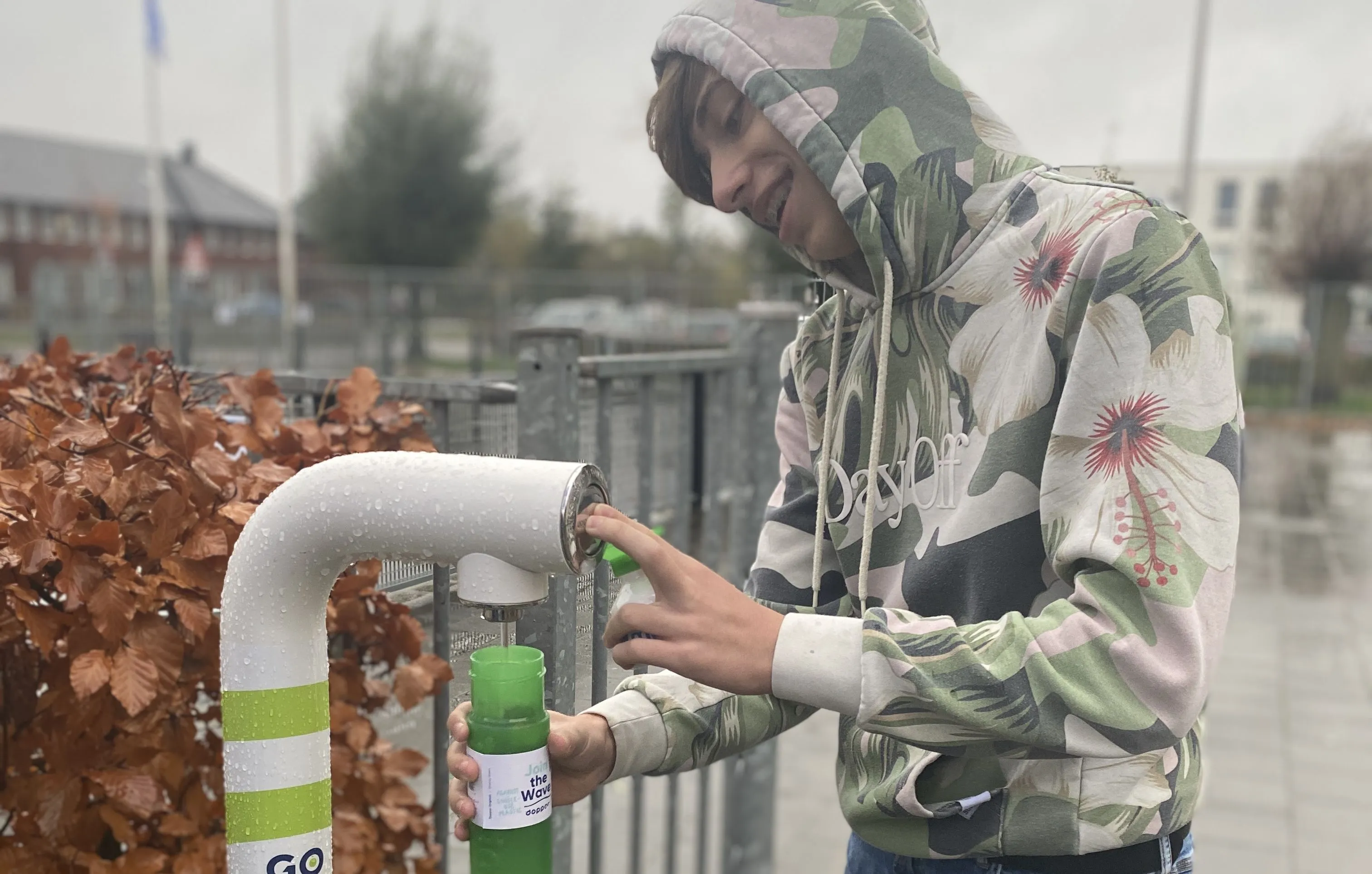 leerling van met praktijkonderwijs neemt watertappunt in gebruik