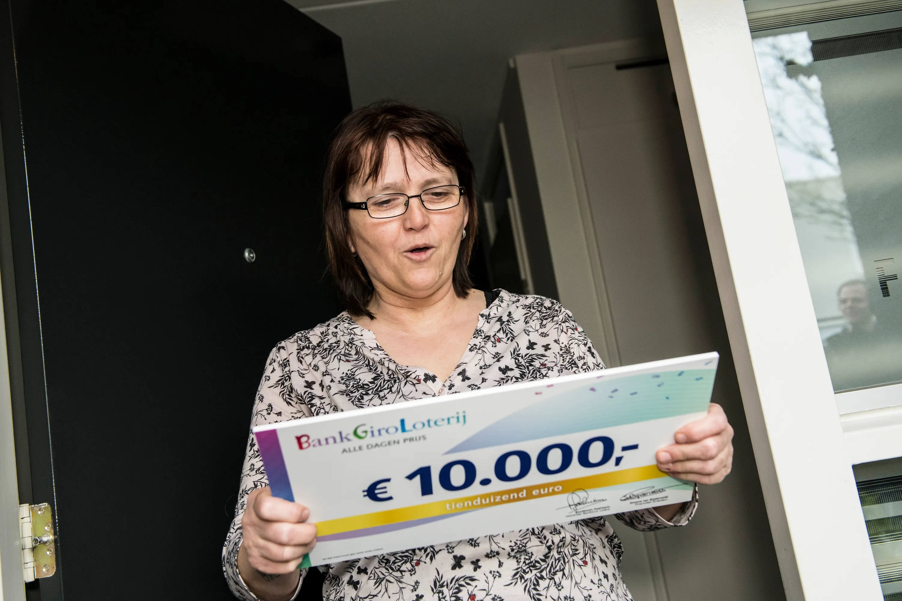 marijke uit waalwijk wint 10000 euro bij de bankgiro loterij