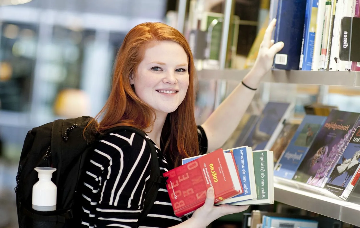 meisje rugzak met boeken bieb boekenplank