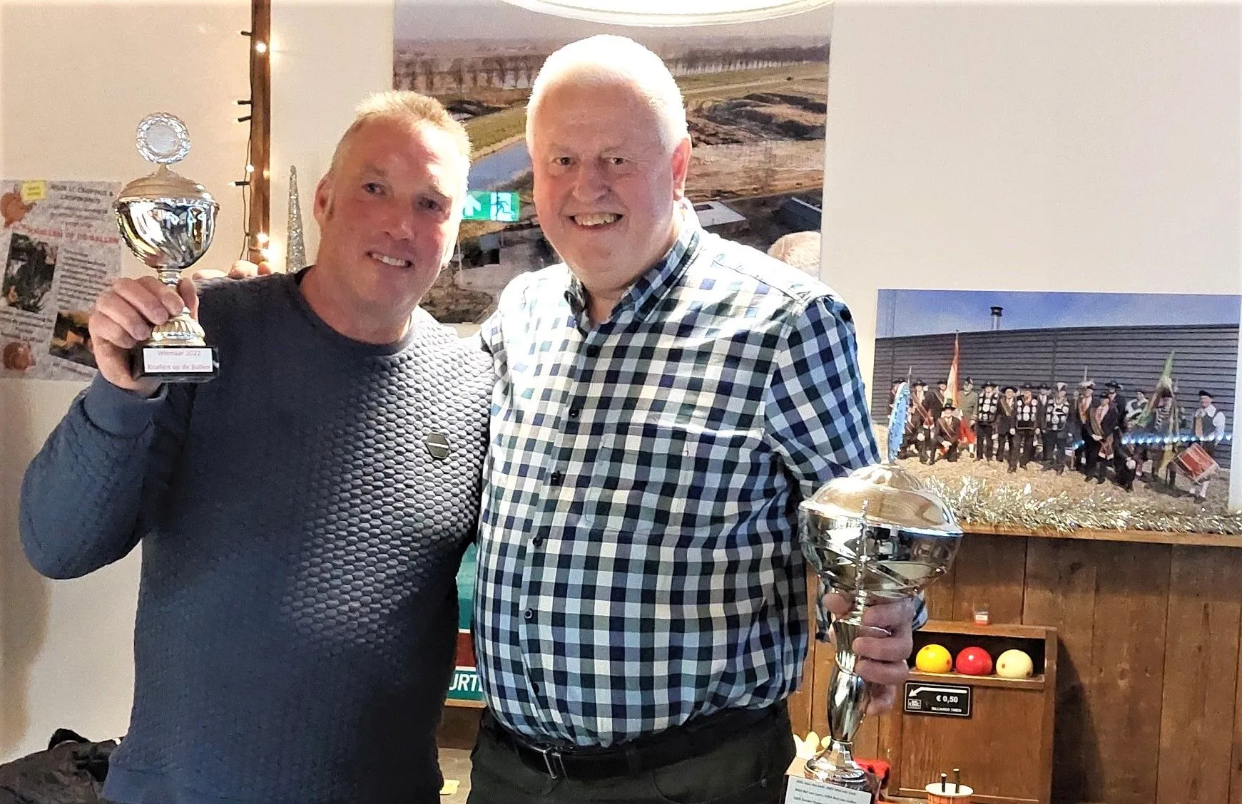 patrick brouwer links ontvangt uit handen van rene duquesnoy de besoijense kerstbokaal