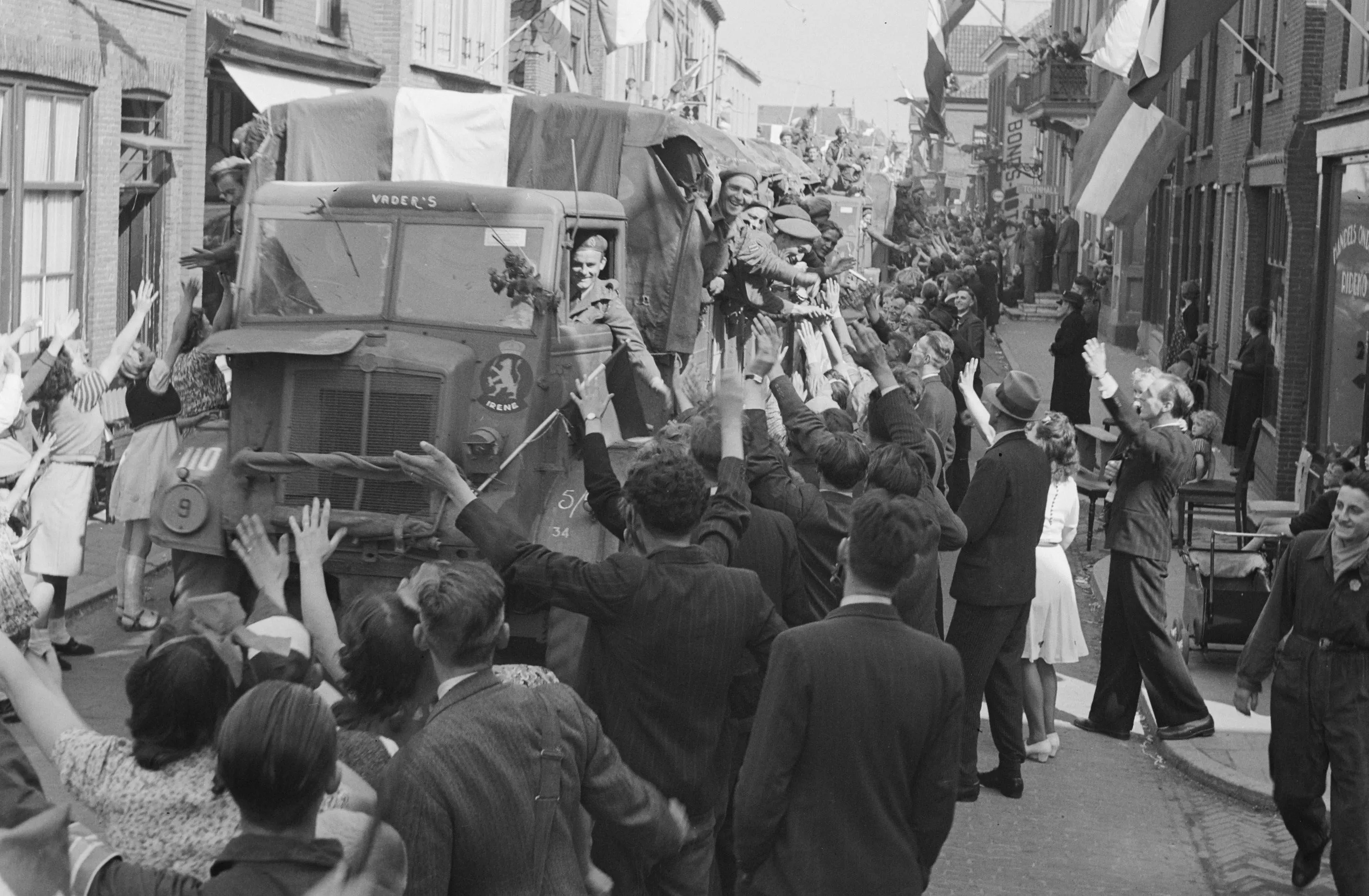 prinses irene brigade trekt door een de raadhuissraat te alphen ad rijn toe bestanddeelnr 900 3129
