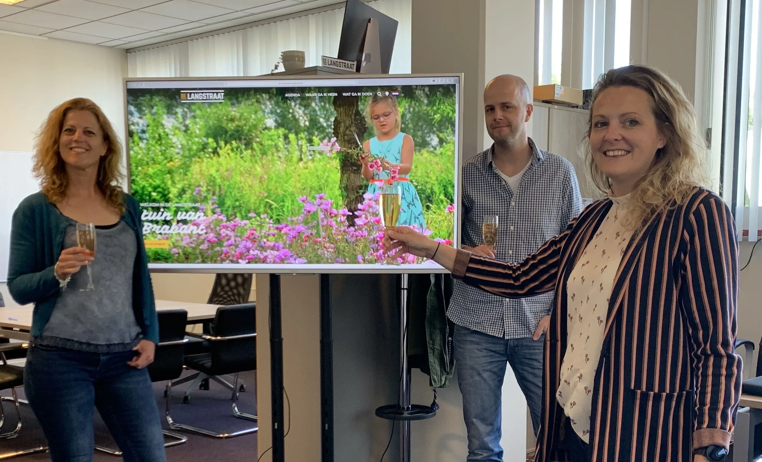 rbt medewerkers toosten op nieuwe site