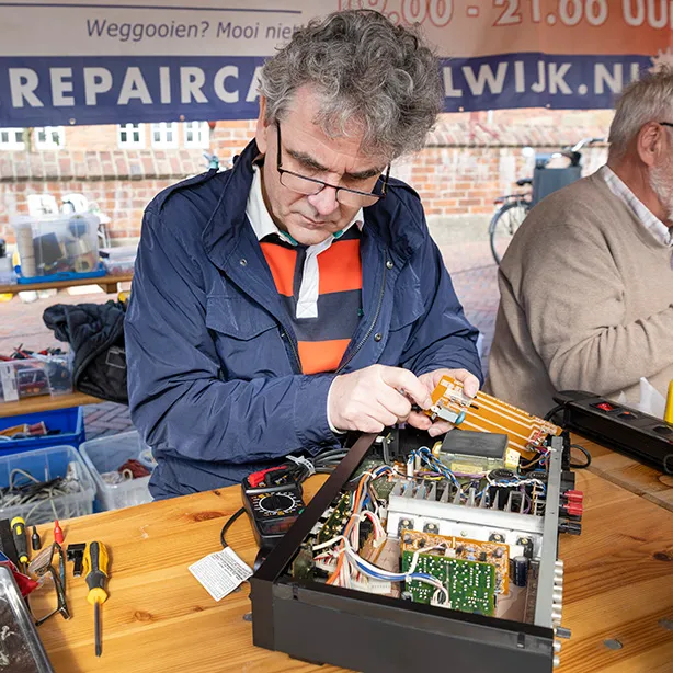 repaircafe helpt inwoners hun apparaat een tweede leven te geven